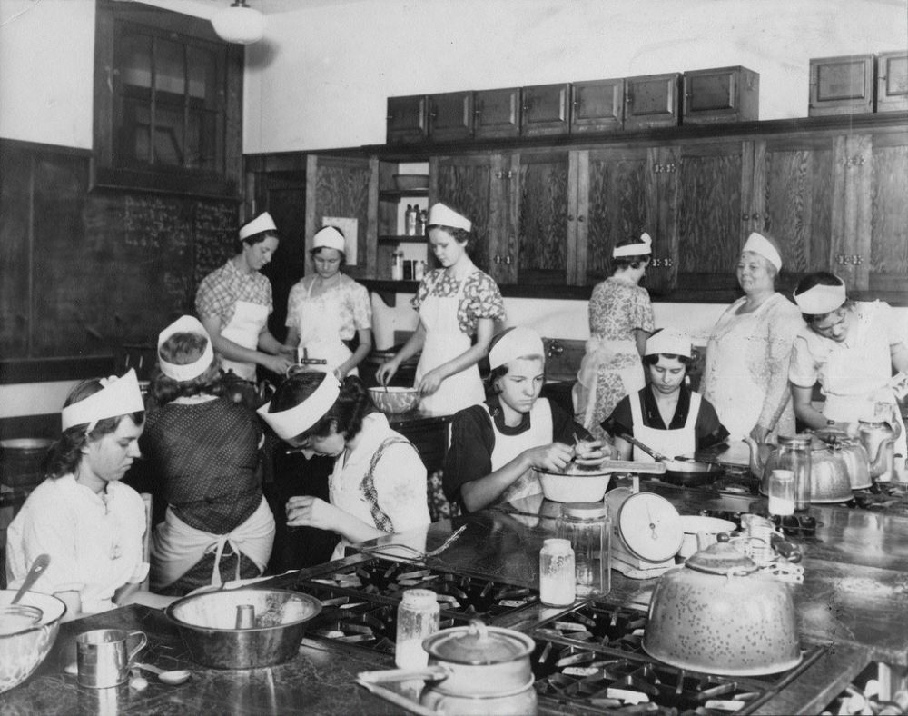 Fascinating Vintage Photos of Girls Attending Home Economics Classes, 1920s-1930s